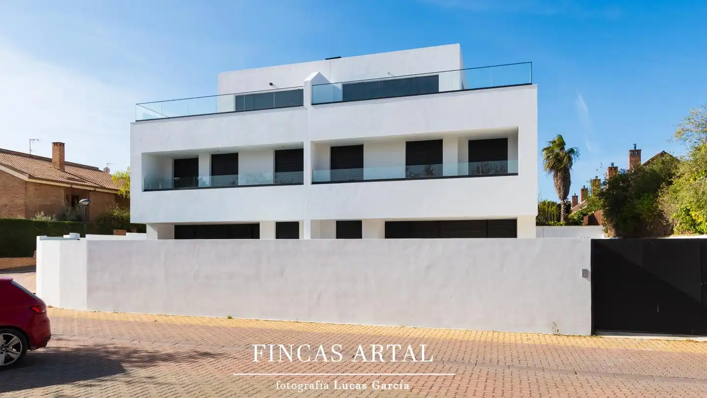Vista exterior de Casa o chalet en venta en Zaragoza con Aire acondicionado, Calefacción y Jardín privado