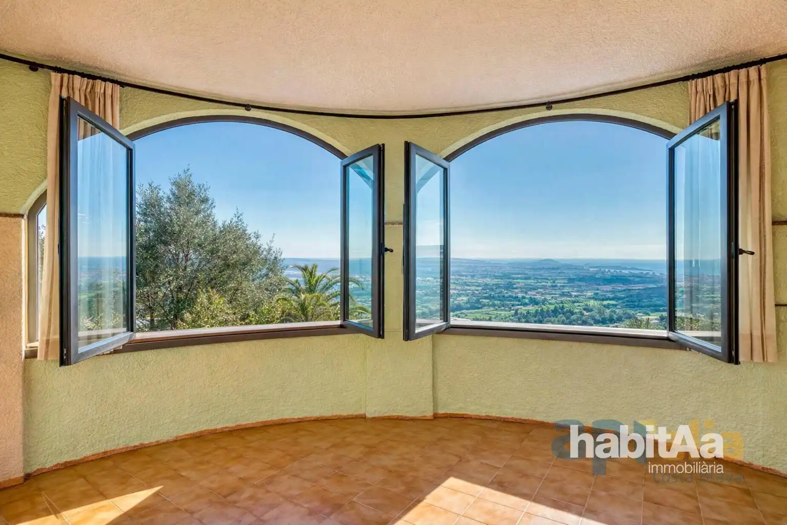 Villa mit Pool zum Verkauf in Calle Basilea