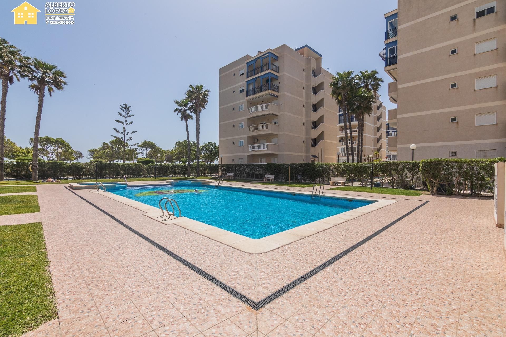 Piscina de Planta baja en venta en Elche / Elx con Terraza y Piscina comunitaria