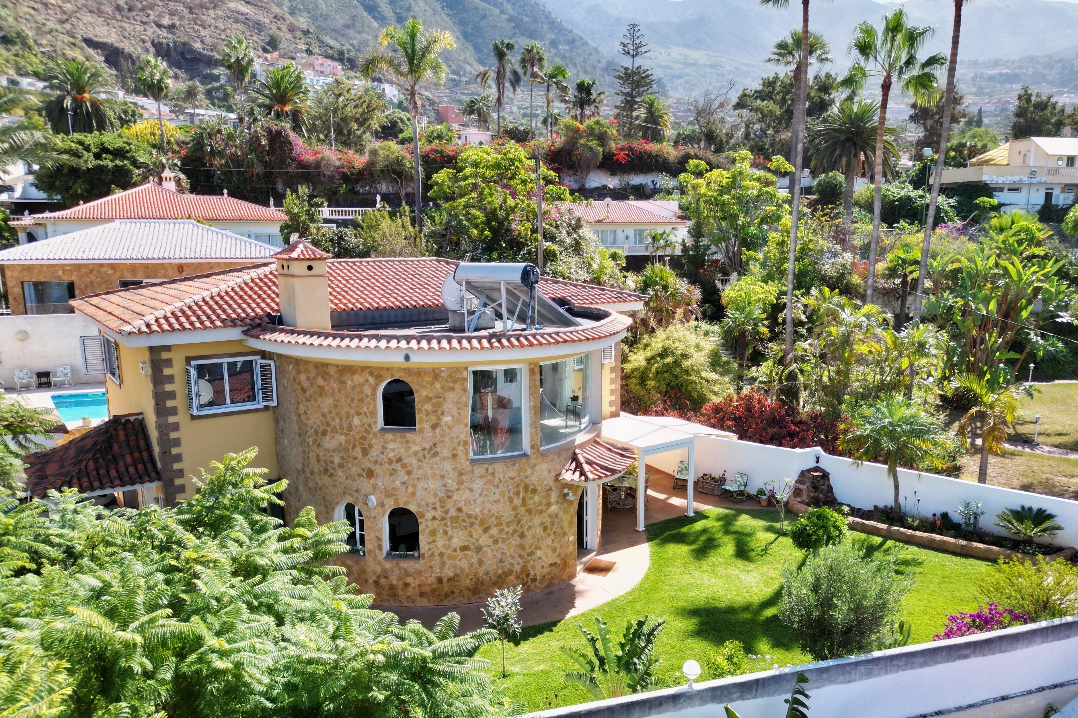 Vista exterior de Casa o xalet en venda en La Orotava amb Calefacció, Parquet i Terrassa