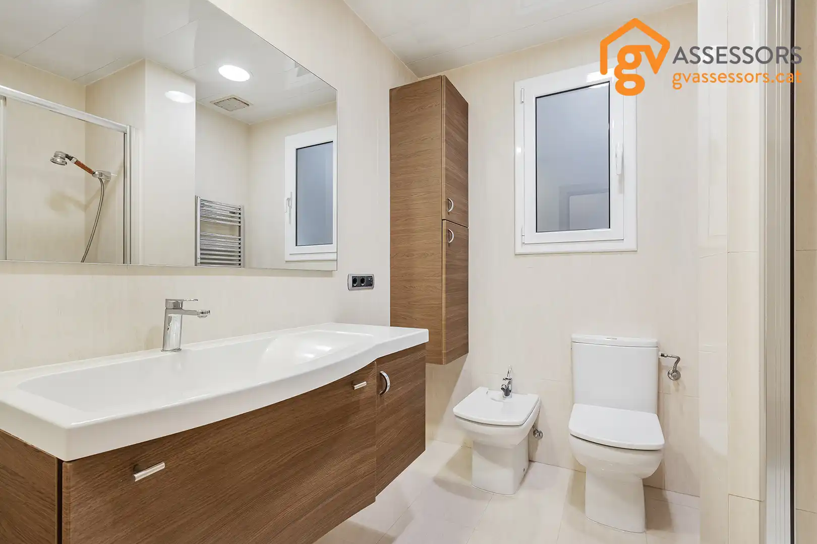 Badezimmer von Wohnung zum Verkauf in Barcelona mit Klimaanlage, Heizung und Parkett