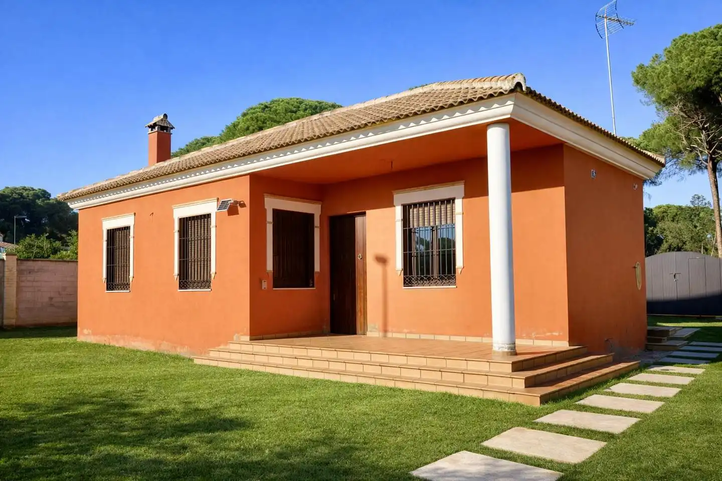 Vista exterior de Casa o xalet en venda en Hinojos amb Jardí privat i Moblat