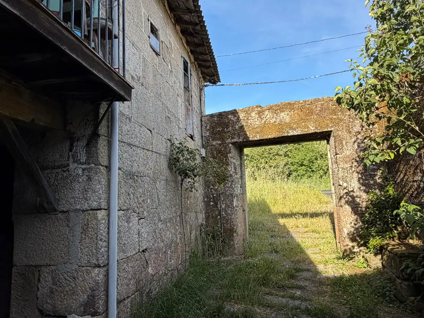 Außenansicht von Einfamilien-Reihenhaus zum Verkauf in San Cristovo de Cea mit Privatgarten und Balkon