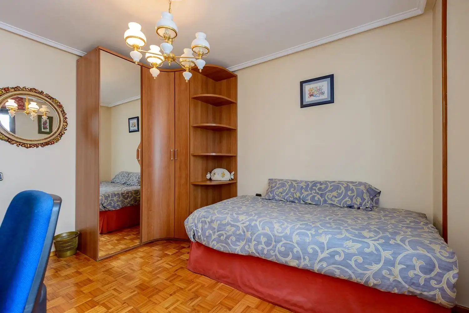 Habitación de Piso en venta en Oviedo  con Calefacción, Amueblado y Balcón