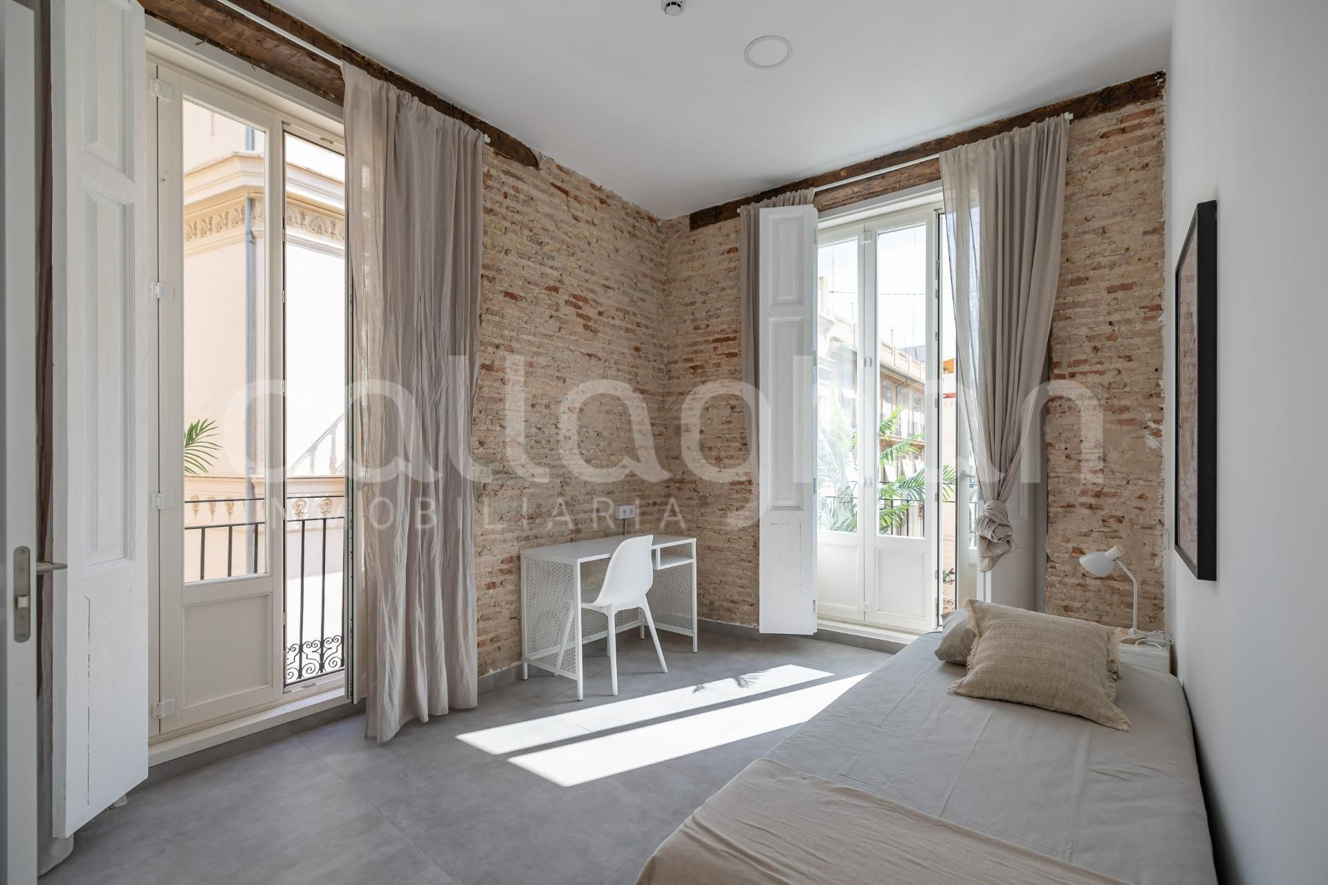 Bedroom of Building for sale in  Valencia Capital