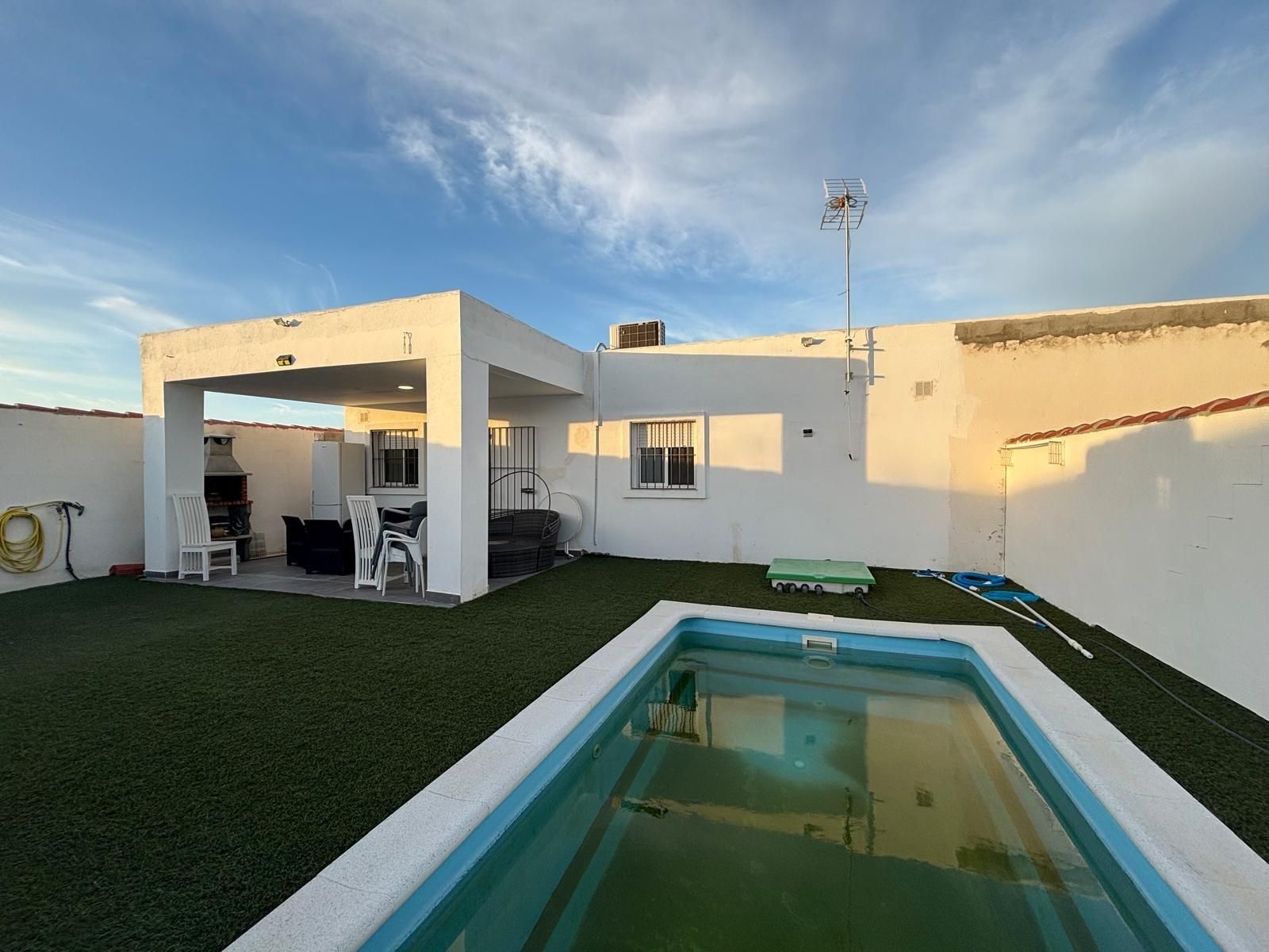 Piscina de Casa o xalet en venda en Chiclana de la Frontera amb Aire condicionat, Calefacció i Piscina