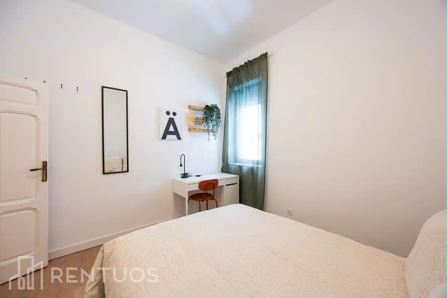 Schlafzimmer von Erdgeschoss zur Miete in Madrid mit Heizung, Parkett und Möbliert