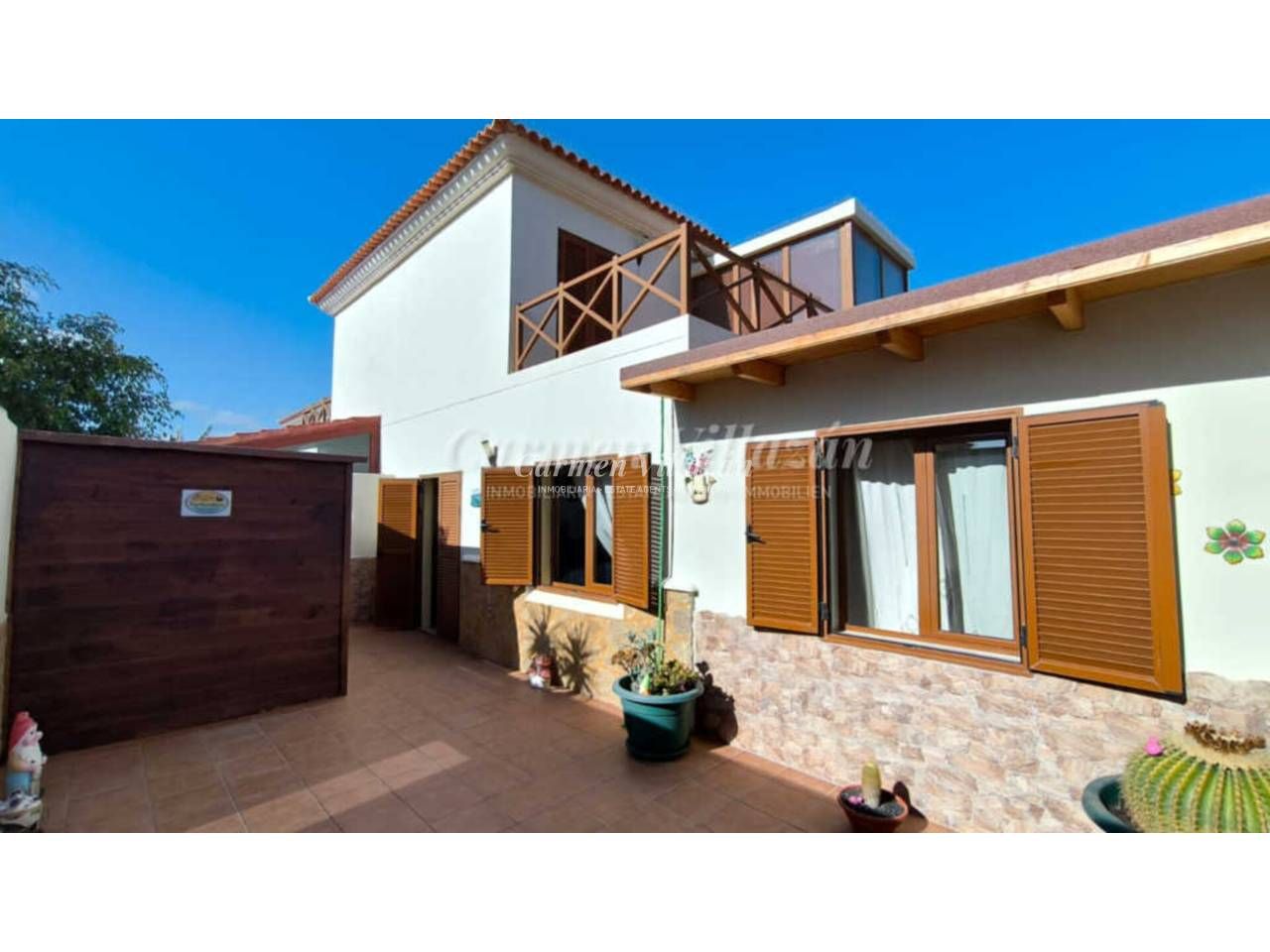 Vista exterior de Casa adosada en venda en La Oliva amb Jardí privat, Terrassa i Moblat