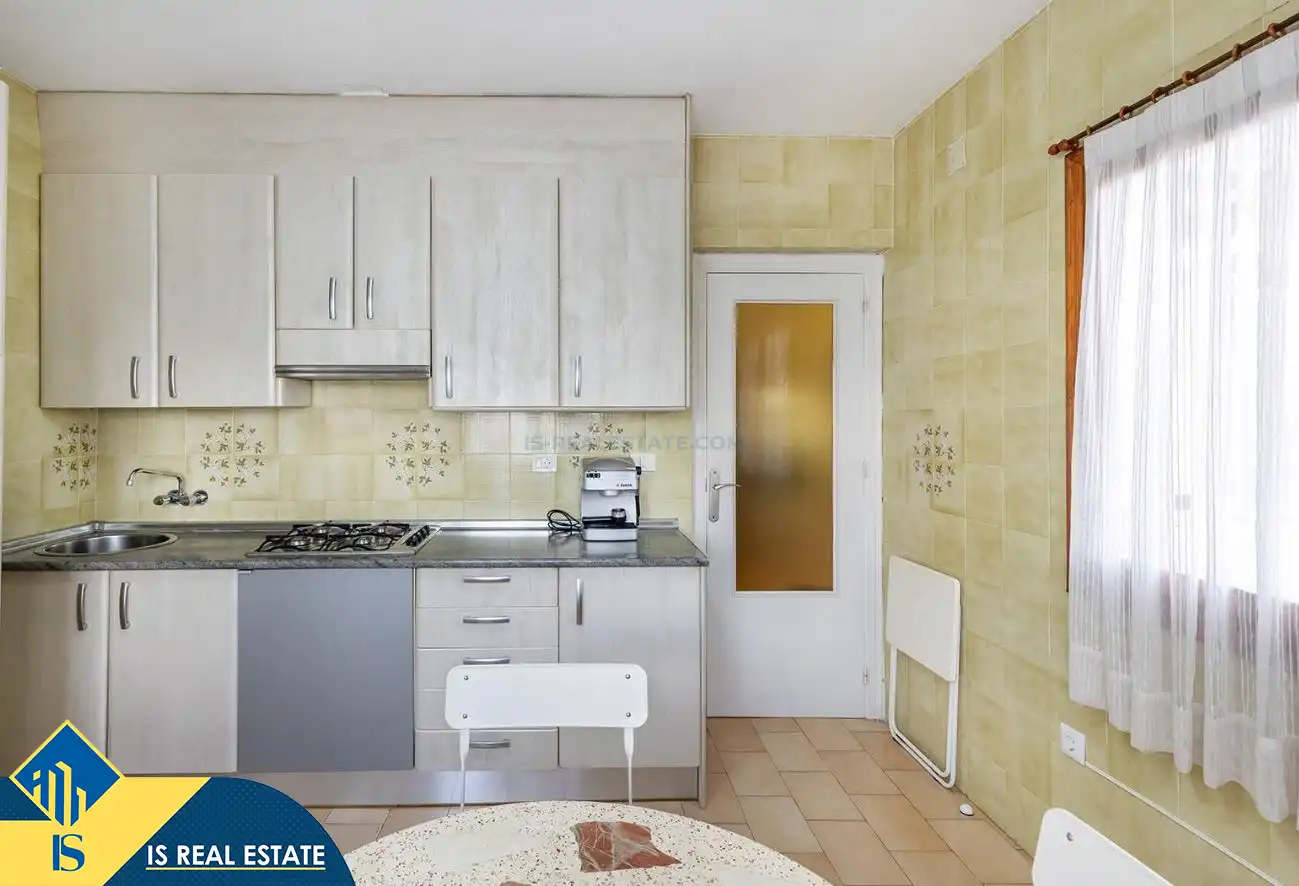 Küche von Einfamilien-Reihenhaus zum Verkauf in Torrevieja mit Klimaanlage, Heizung und Privatgarten