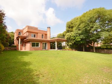 Xalet amb balcó en venda a Alfinach - Los Monasterios
