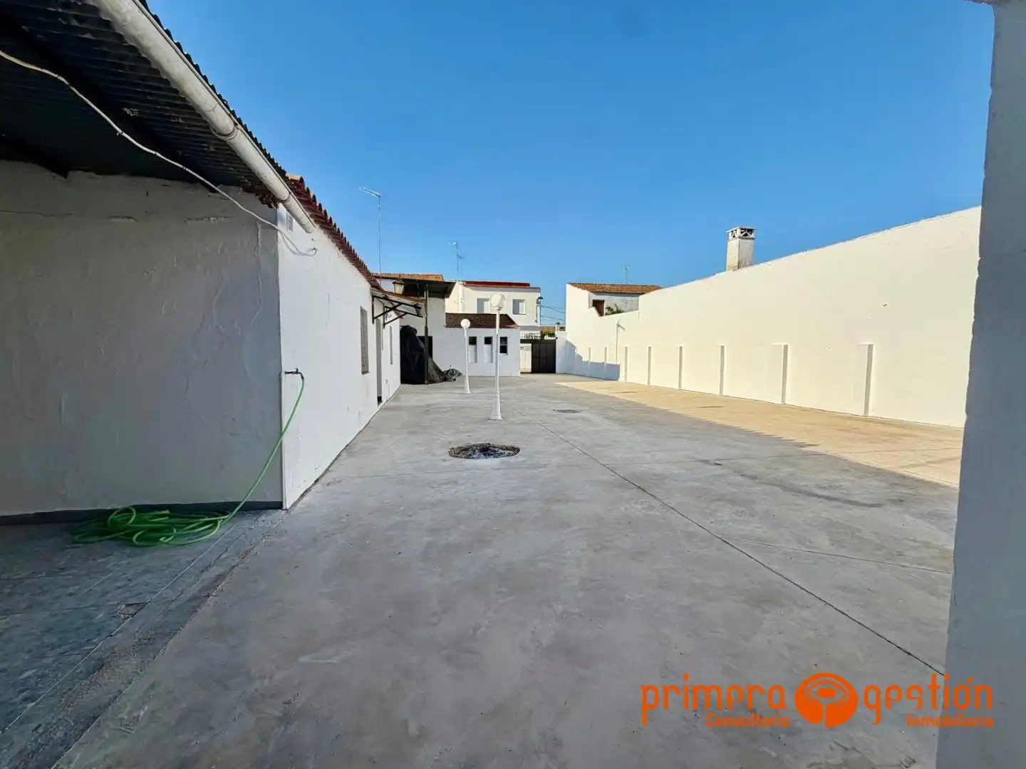 Vista exterior de Casa o chalet en venta en Lora del Río con Trastero y Amueblado
