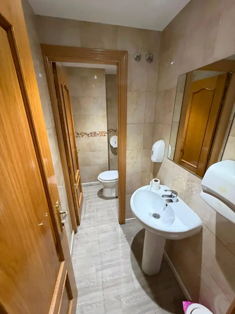 Badezimmer von Geschaftsraum zur Miete in Móstoles mit Klimaanlage und Möbliert
