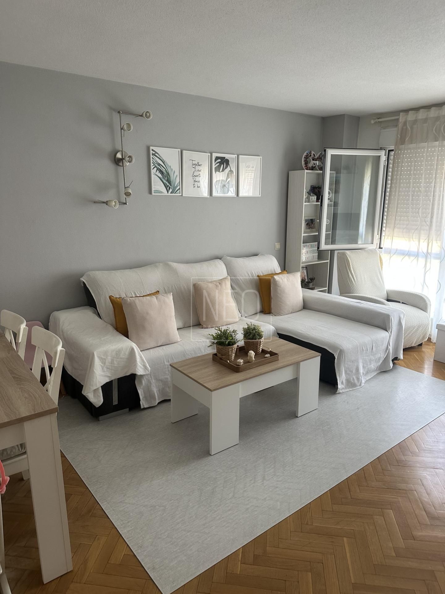 Sala d'estar de Pis en venda en  Madrid Capital amb Calefacció, Jardí privat i Parquet