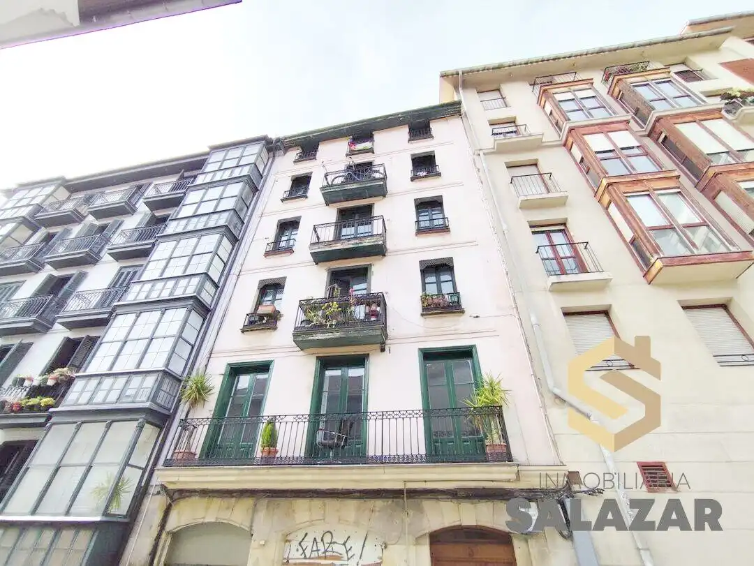 Vista exterior de Pis en venda en Bilbao  amb Calefacció, Parquet i Traster