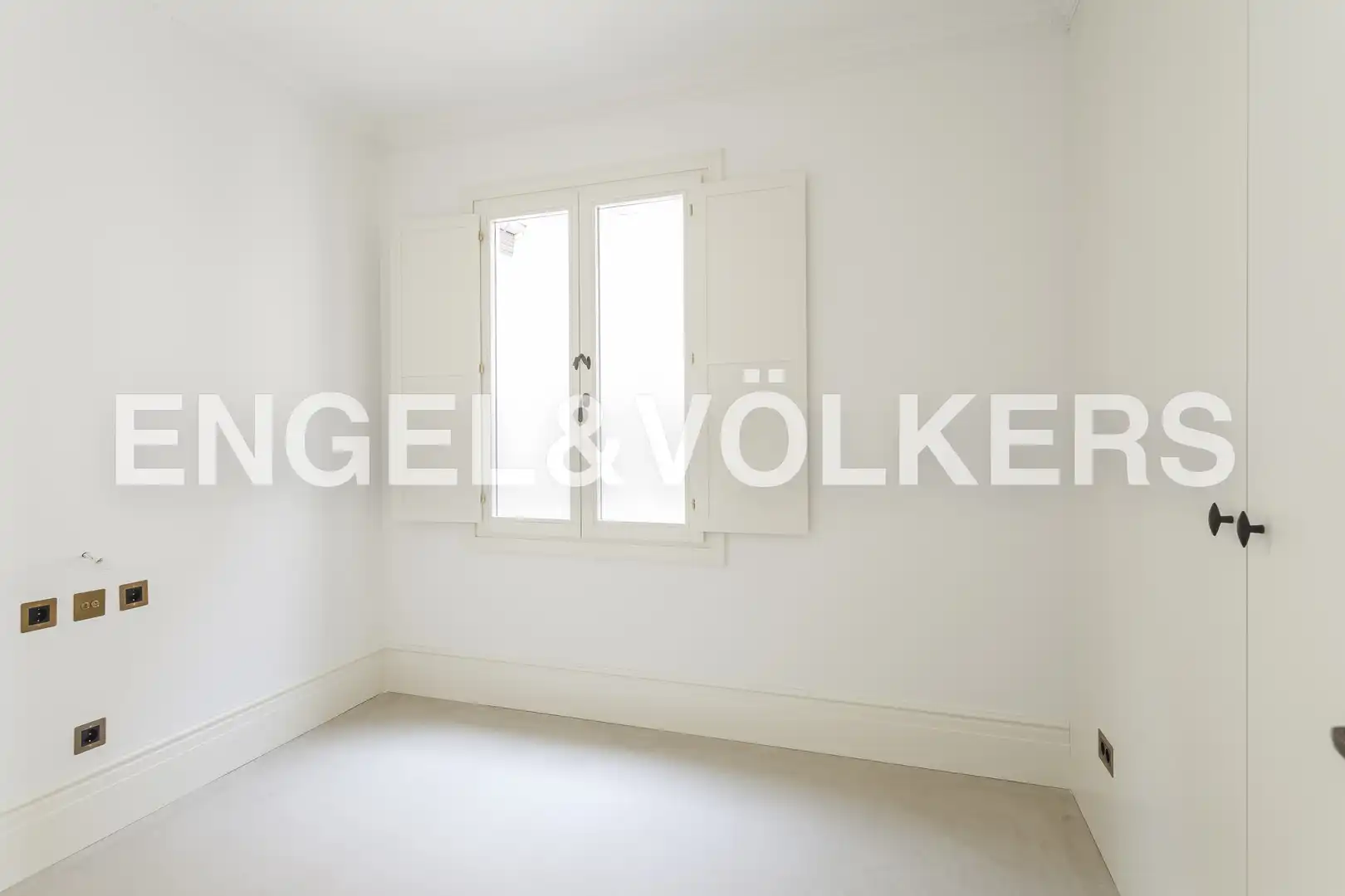 Schlafzimmer von Dachboden zur Miete in Madrid mit Klimaanlage, Heizung und Balkon