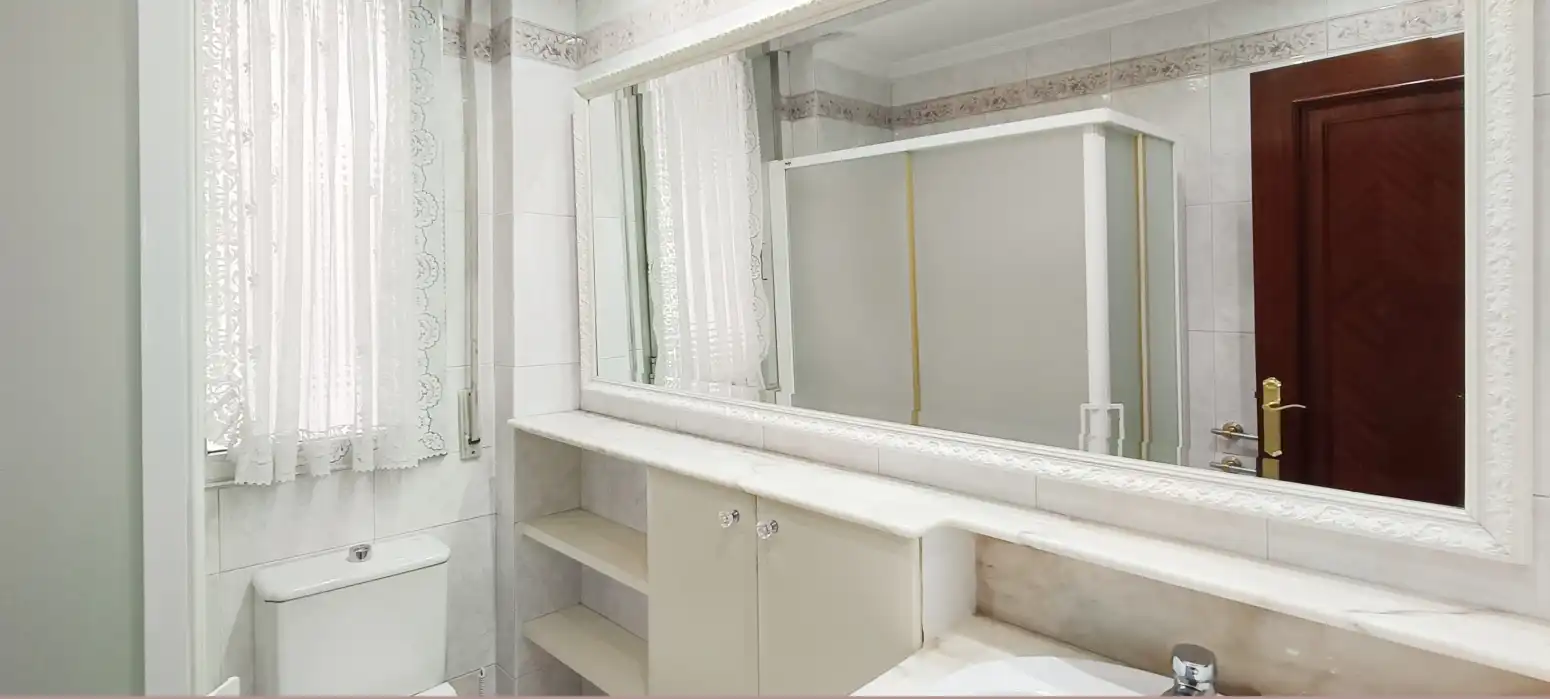 Bathroom of Flat for rent in Basauri   with Balcony