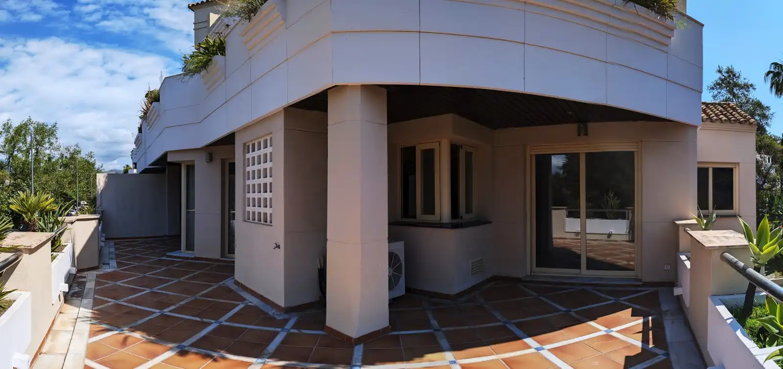 Vista exterior de Planta baja en venta en Marbella con Aire acondicionado, Terraza y Trastero
