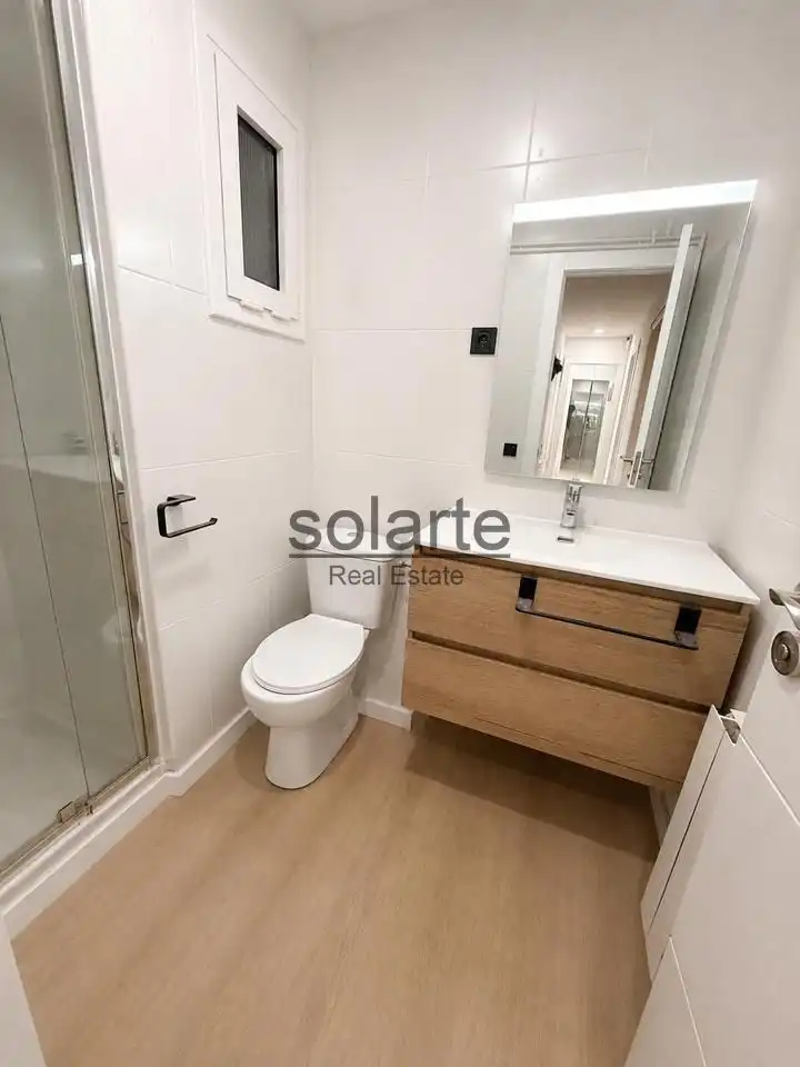 Bathroom of Flat for sale in L'Hospitalet de Llobregat  with Parquet flooring