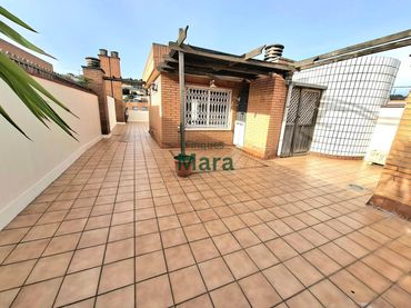 Àtic amb balcó en venda a Carrer Carrer Benviure