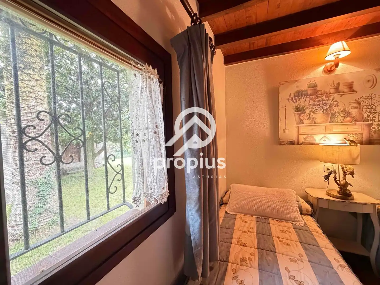 Habitación de Casa adosada en venta en Llanes con Calefacción, Trastero y Amueblado