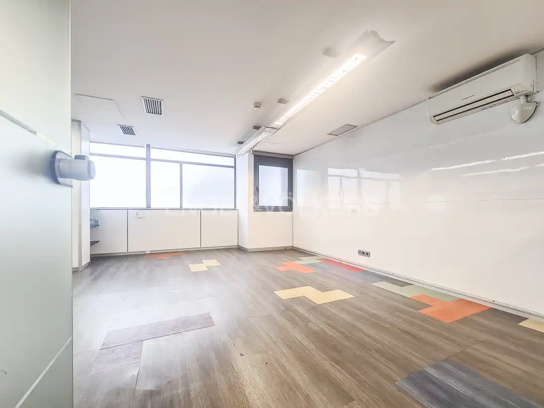 Büro zur Miete in Barcelona mit Klimaanlage, Heizung und Möbliert