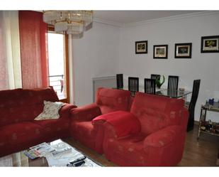 Sala d'estar de Pis en venda en Oviedo  amb Terrassa i Balcó