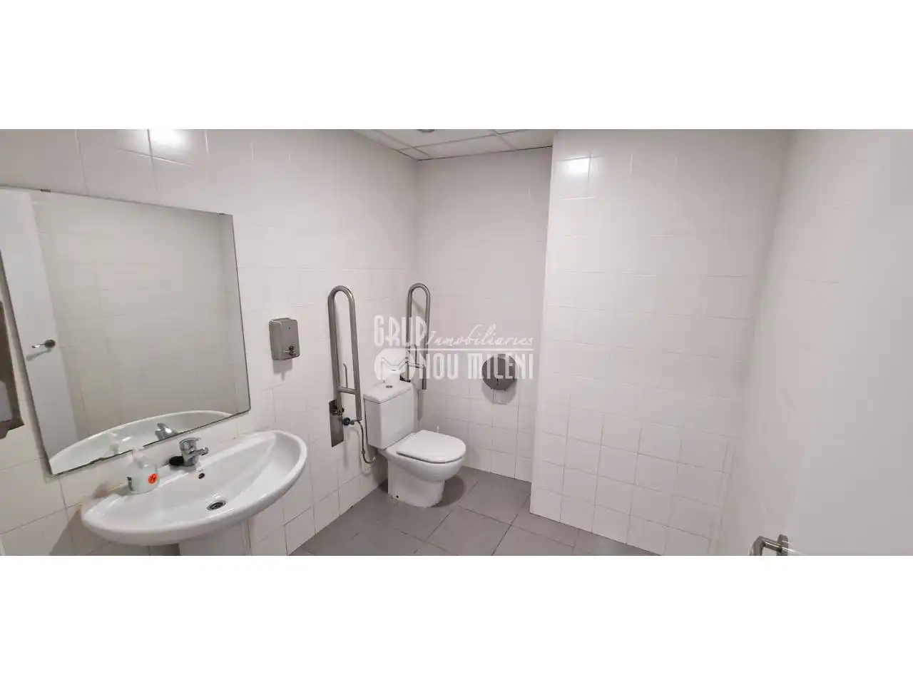 Bathroom of Commercial properties for rent in Catarroja  with Air Conditioner
