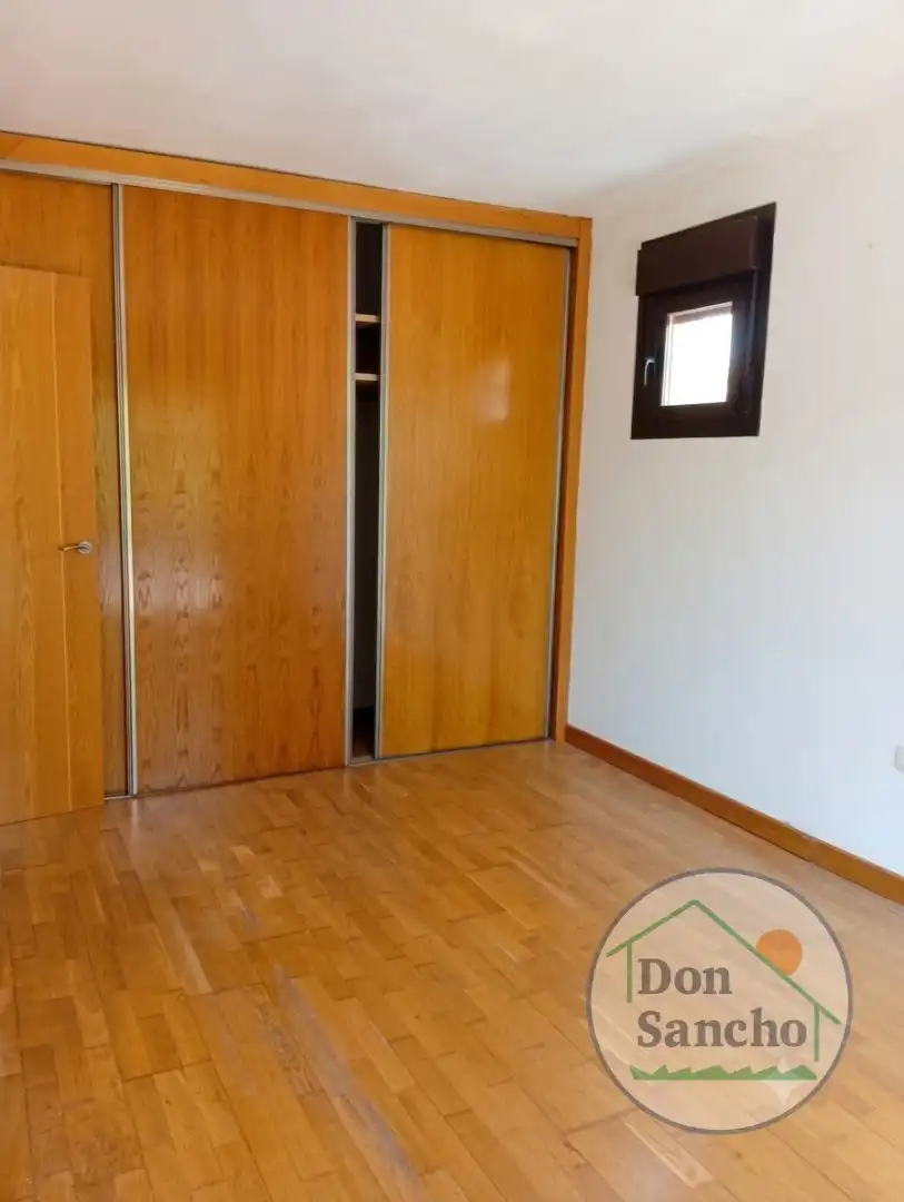Habitación de Casa adosada en venta en Mucientes con Calefacción, Terraza y Balcón