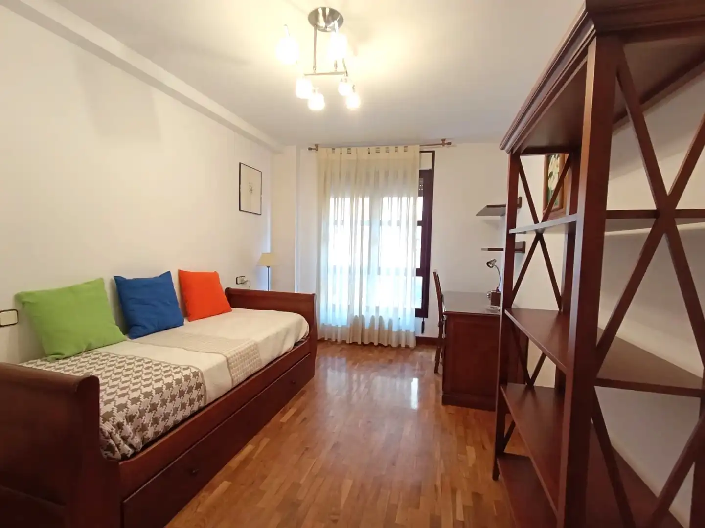 Habitación de Piso de alquiler en Oviedo  con Calefacción, Parquet y Terraza