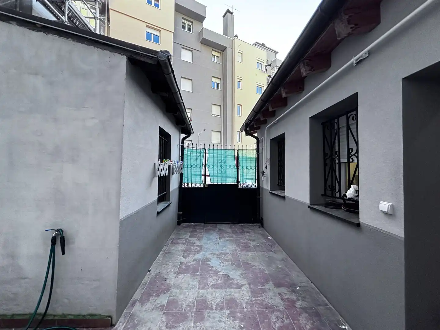 Vista exterior de Casa adosada en venda en Burgos amb Calefacció i Traster