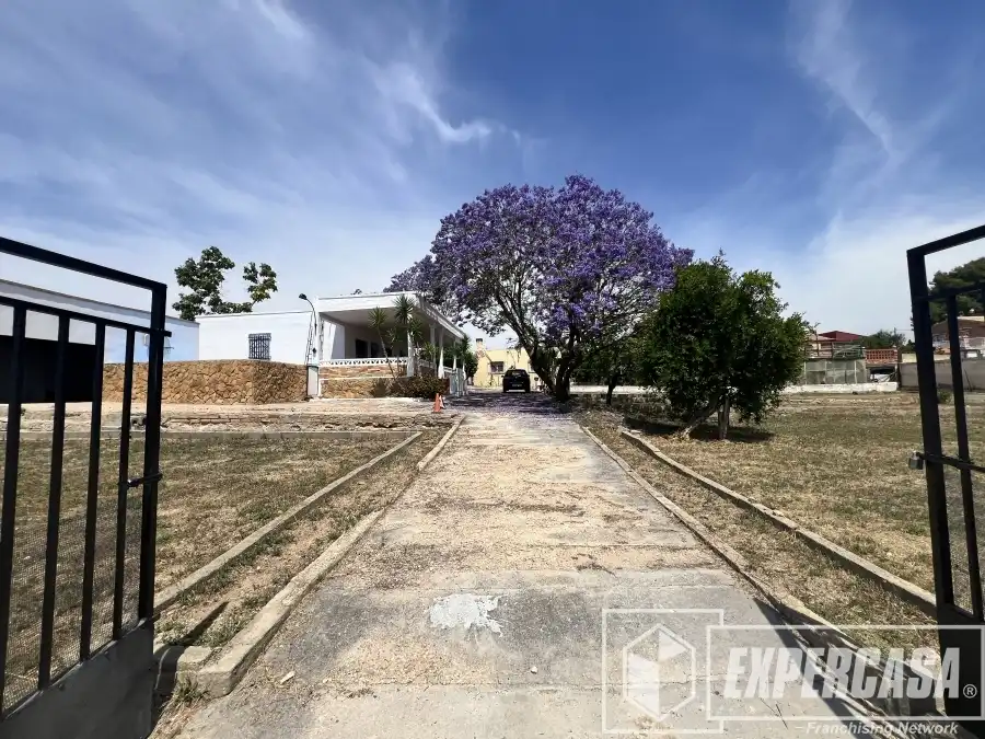Vista exterior de Casa o xalet en venda en Torrent amb Terrassa i Piscina