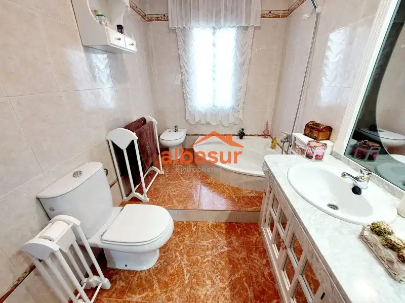 Bany de Casa o xalet en venda en Córdoba amb Aire condicionat, Calefacció i Jardí privat