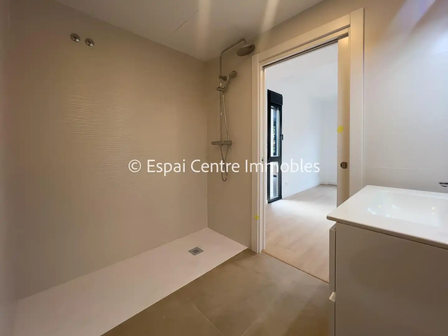 Bathroom of Flat for sale in Vallirana  with Air Conditioner, Heating and Parquet flooring