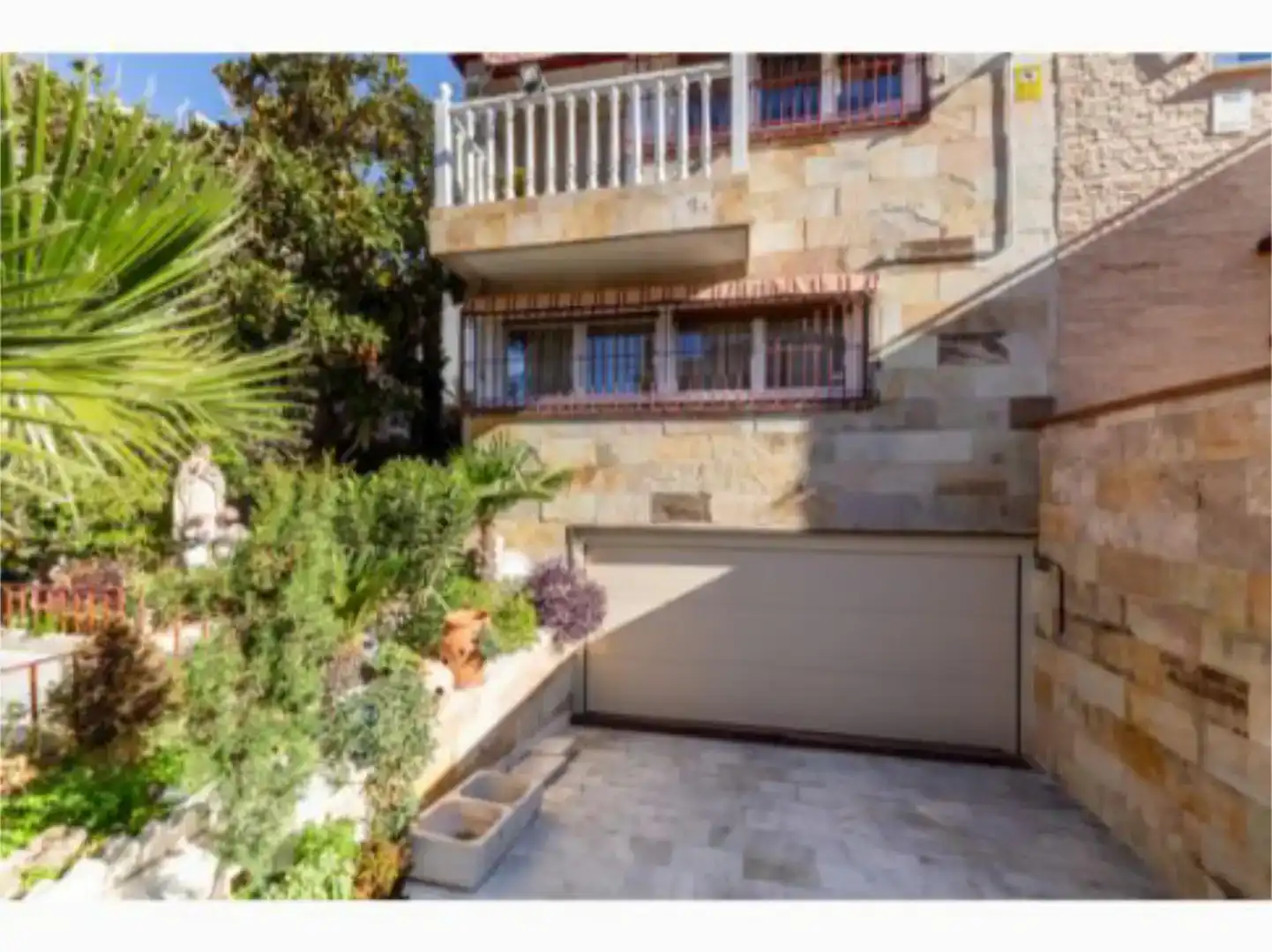Vista exterior de Casa o xalet en venda en  Madrid Capital amb Aire condicionat, Piscina i Balcó