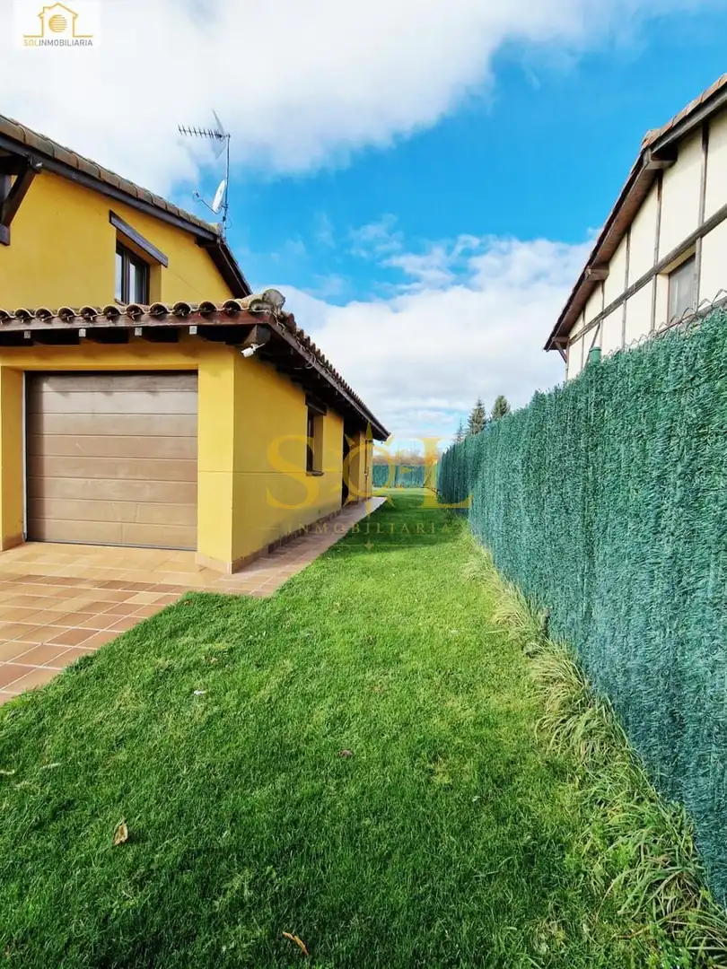 Jardín de Casa o chalet en venta en Villaquilambre con Calefacción, Jardín privado y Parquet