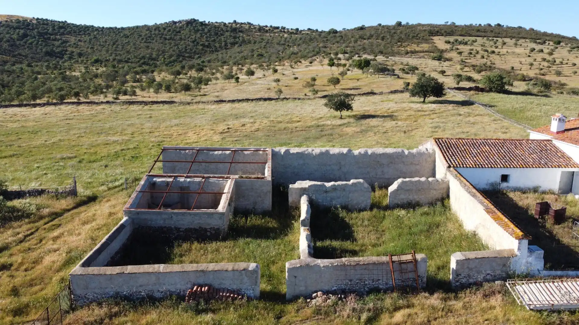 Vista exterior de Finca rústica en venda en Puebla de Guzmán amb Jardí privat i Moblat