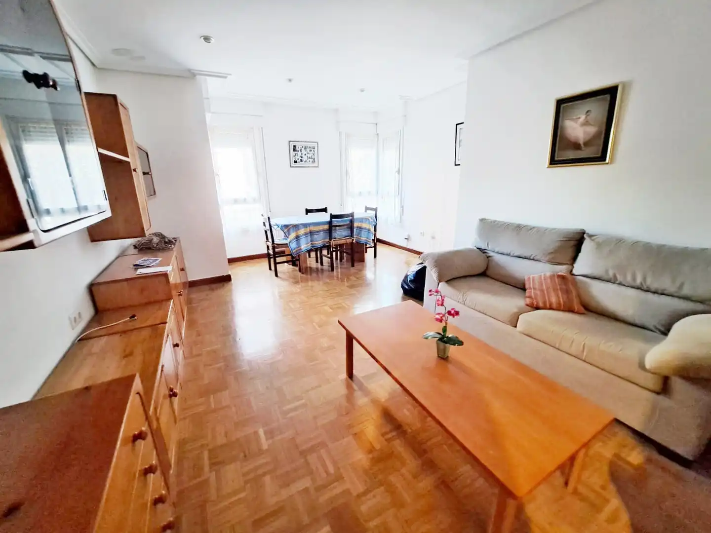 Sala d'estar de Pis en venda en Vitoria - Gasteiz amb Calefacció, Parquet i Terrassa