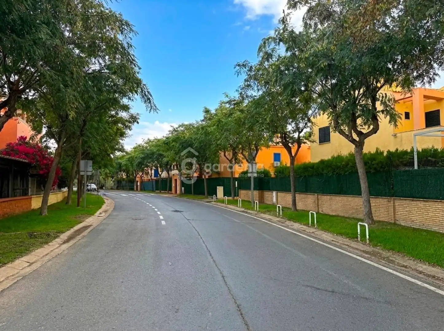 Außenansicht von Einfamilien-Reihenhaus zum Verkauf in Islantilla mit Privatgarten und Terrasse