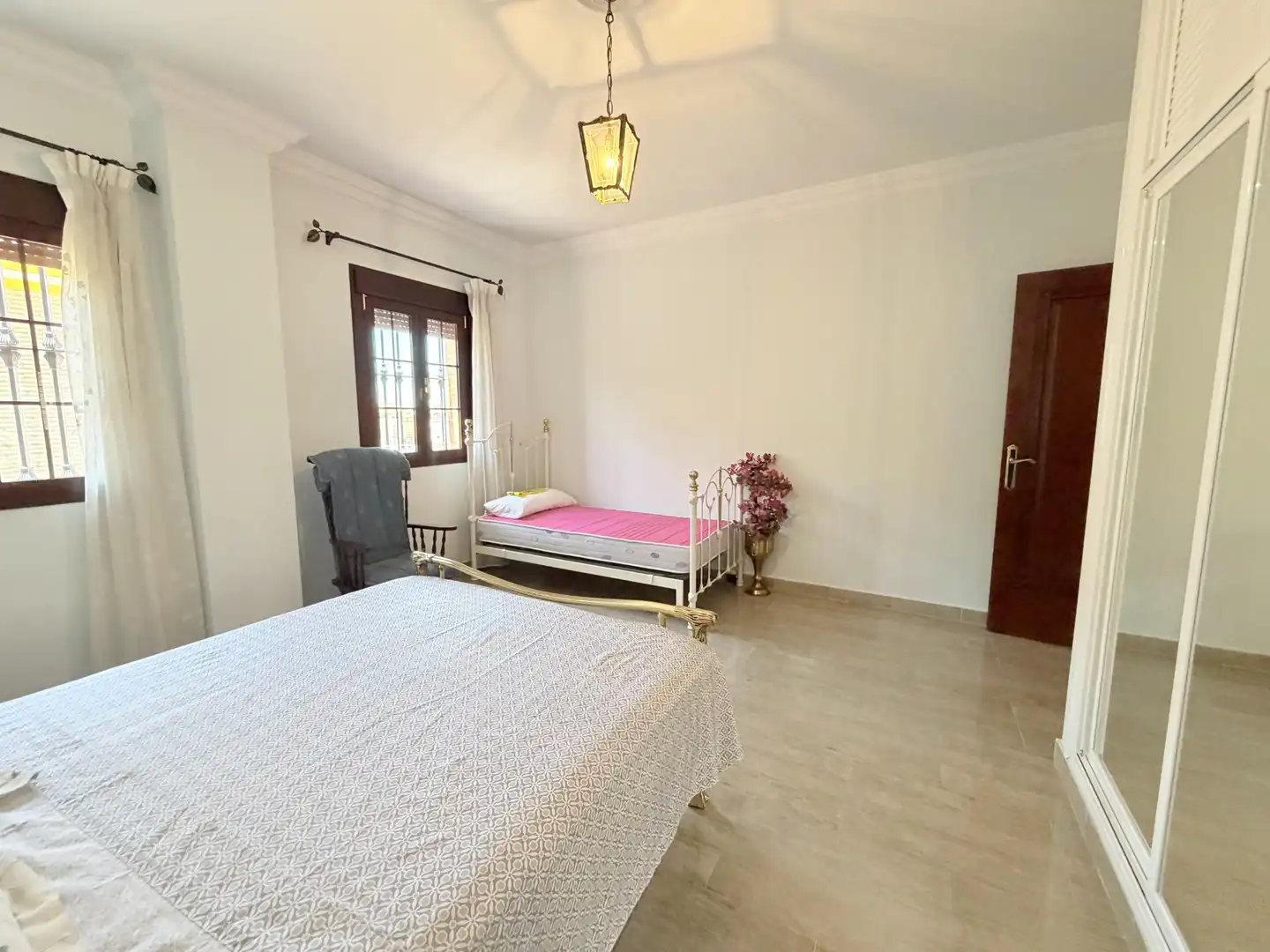 Dormitori de Casa o xalet en venda en Bormujos amb Aire condicionat, Jardí privat i Terrassa