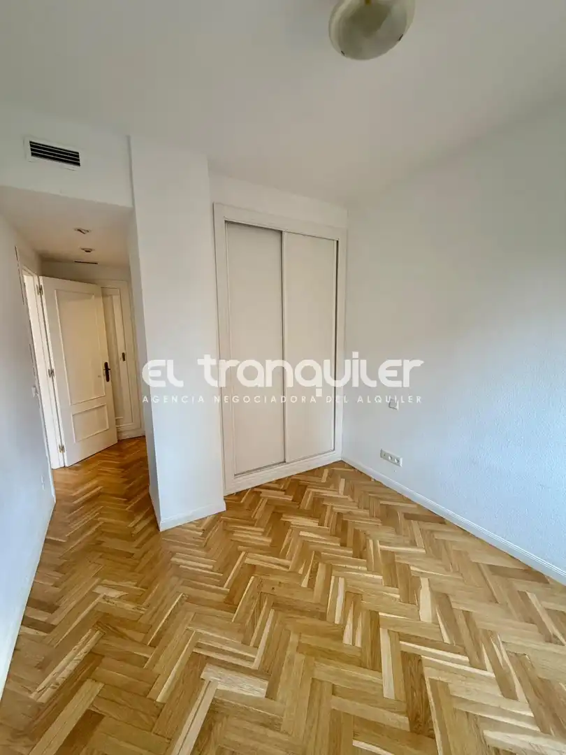 Bedroom of Flat for rent in Madrid  with Air Conditioner and Washing machine