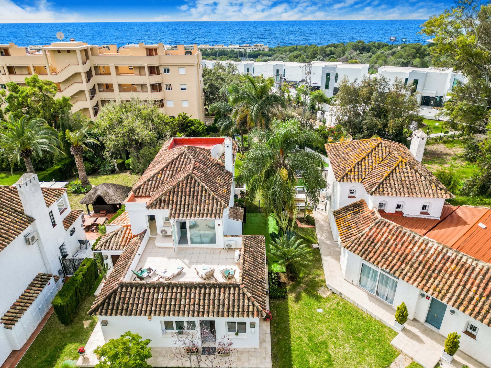 Vista exterior de Casa o xalet en venda en Mijas amb Aire condicionat, Jardí privat i Terrassa