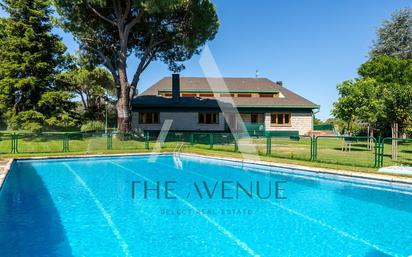 Piscina de Casa o xalet en venda en Boadilla del Monte amb Aire condicionat, Terrassa i Piscina