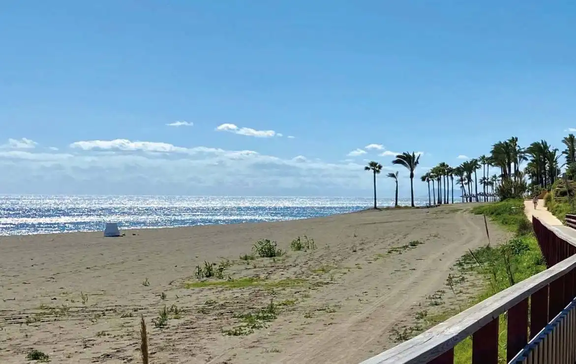 Vista exterior de Planta baixa en venda en Estepona amb Aire condicionat, Calefacció i Terrassa