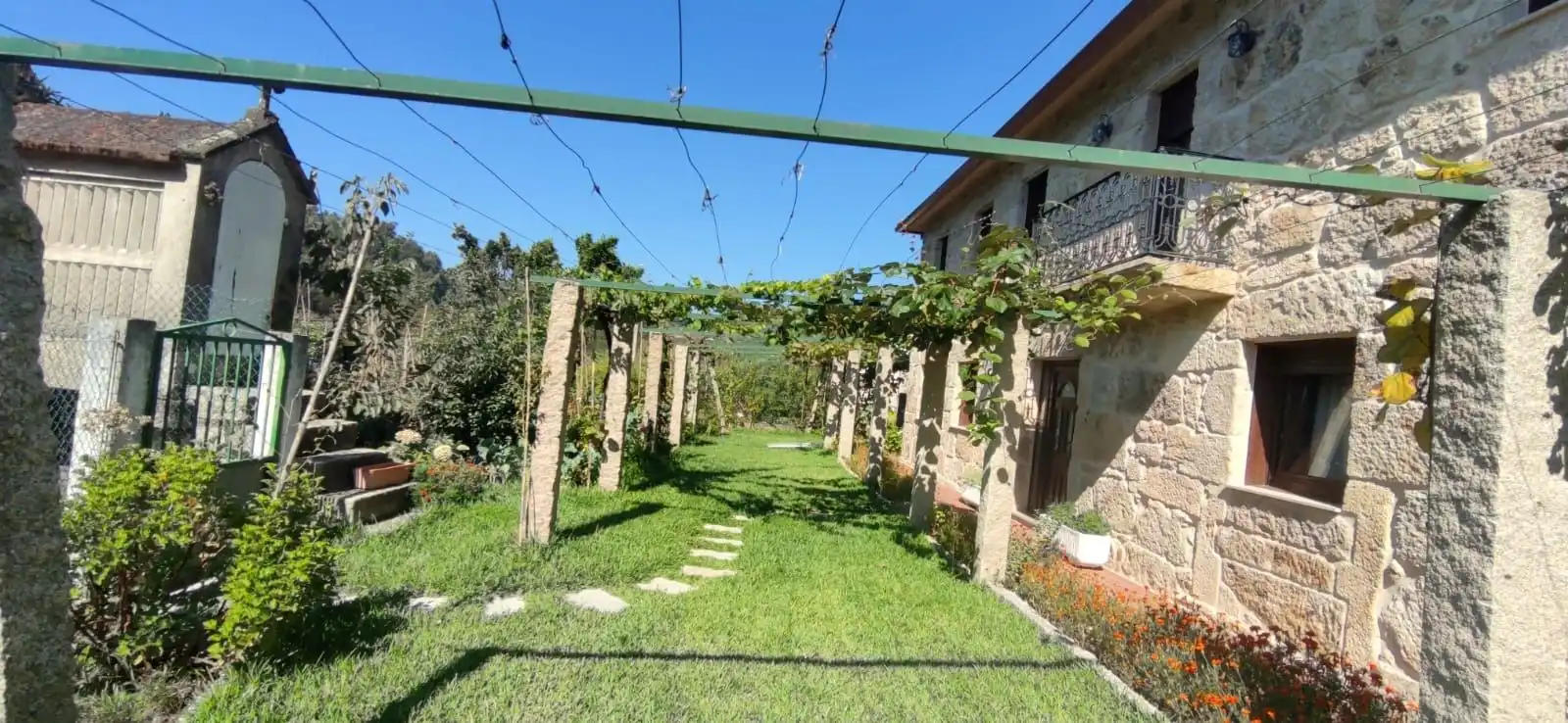 Jardí de Casa o xalet en venda en Crecente amb Jardí privat i Moblat
