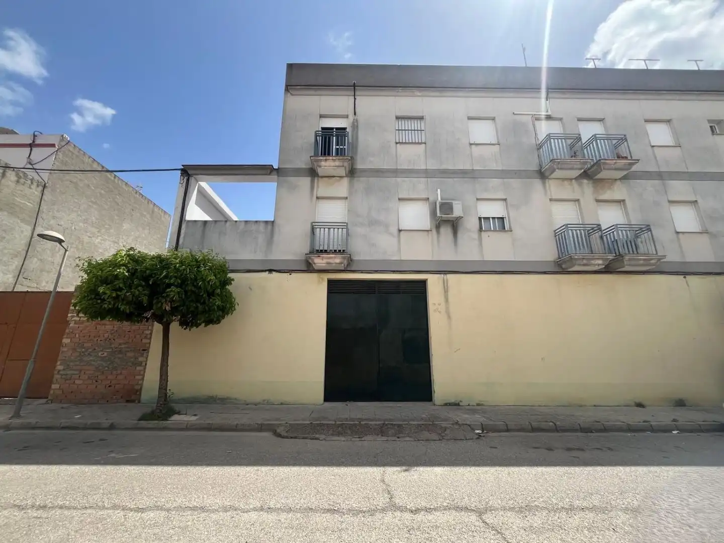 Vista exterior de Local en venta en Los Palacios y Villafranca