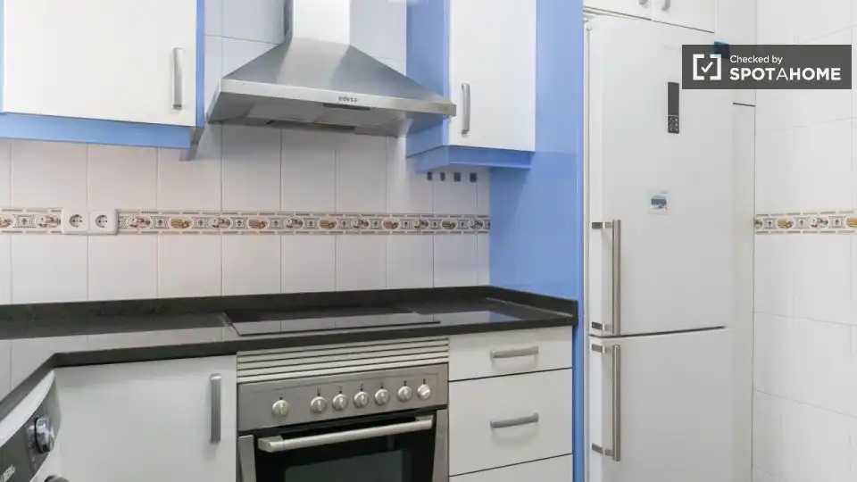 Cuina de Pis de lloguer en Madrid amb Aire condicionat, Calefacció i Moblat
