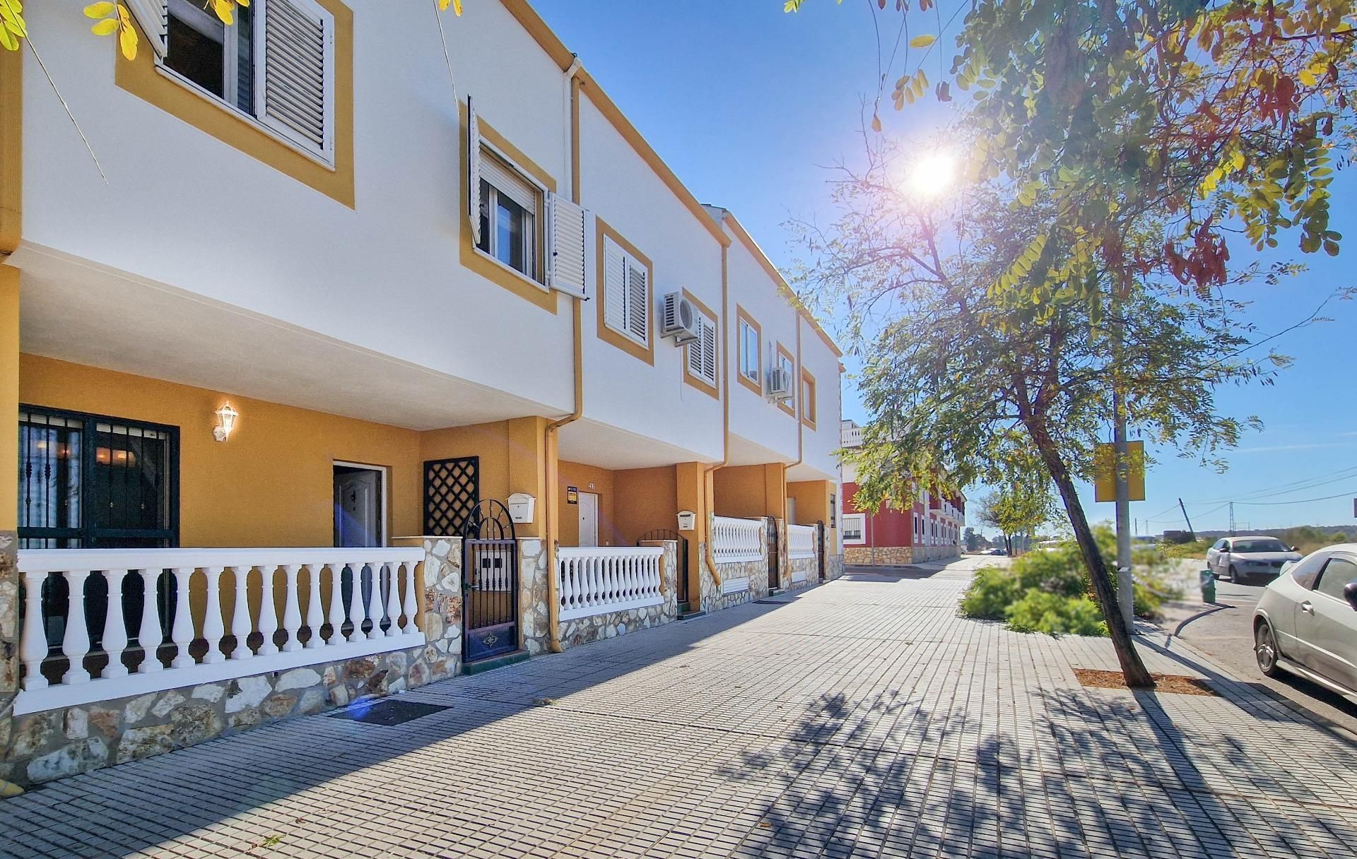 Vista exterior de Casa adosada en venta en Badajoz Capital con Aire acondicionado, Calefacción y Terraza