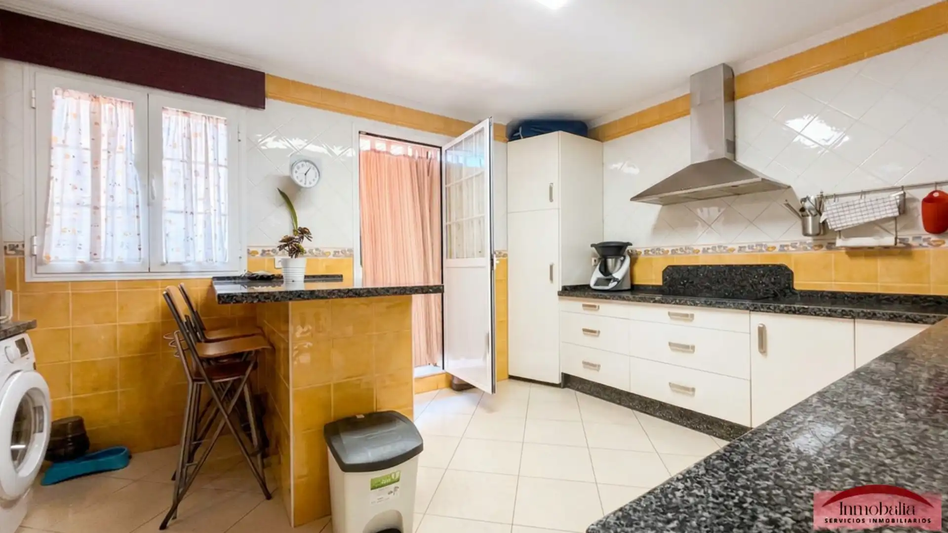 Cocina de Casa adosada en venta en Sevilla con Aire acondicionado y Balcón
