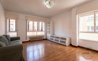 Sala d'estar de Pis en venda en Gijón  amb Calefacció i Balcó
