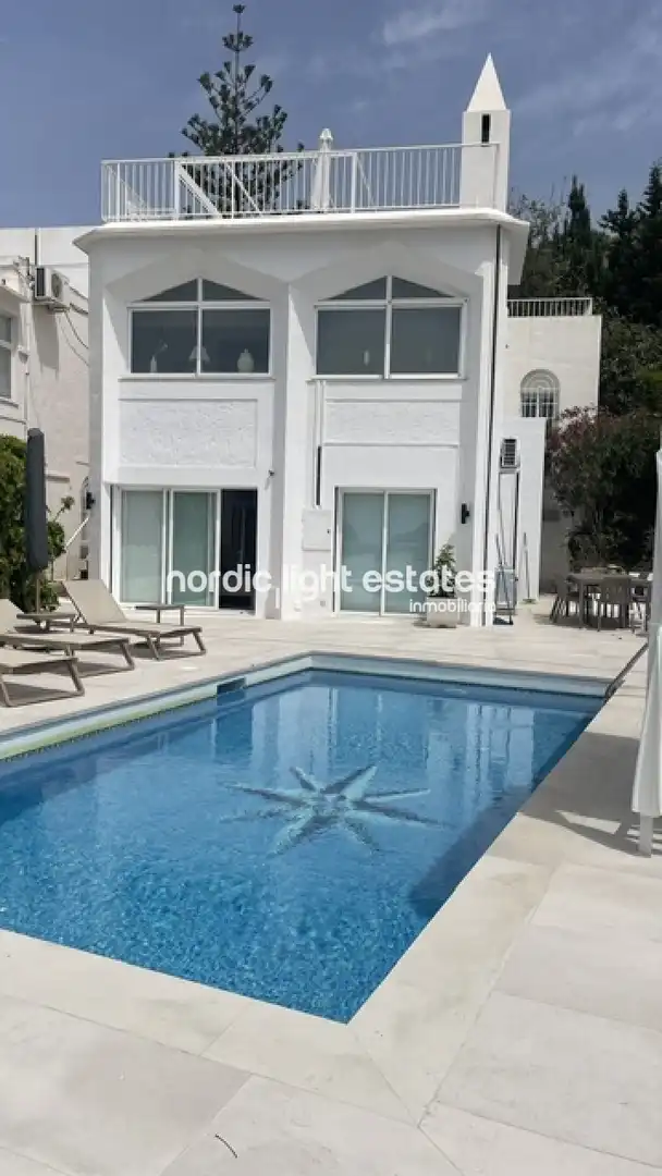 Vista exterior de Casa o chalet en venta en Nerja con Terraza, Trastero y Piscina